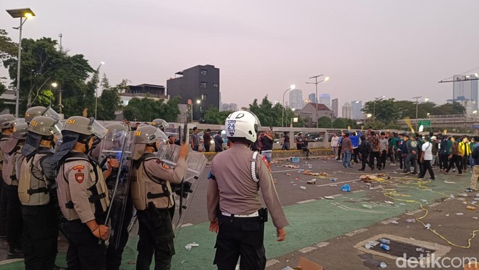 Sejumlah mahasiswa masih menggelar aksi unjuk rasa di depan Gedung DPR/MPR RI, Jalan Gatot Subroto, Jakarta. Polisi mengimbau massa untuk membubarkan diri. (Rizky AM/detikcom)