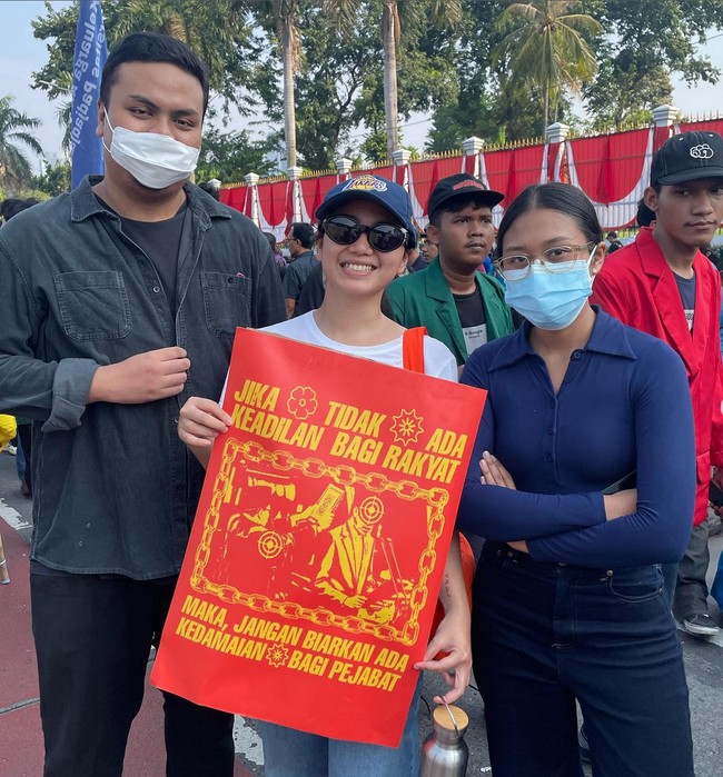 Lewat unggahan di Instagram, wanita 22 tahun ini mengobarkan semangat untuk melakukan perlawanan terhadap ketidakadilan.  Foto: Instagram/@shalimahakim