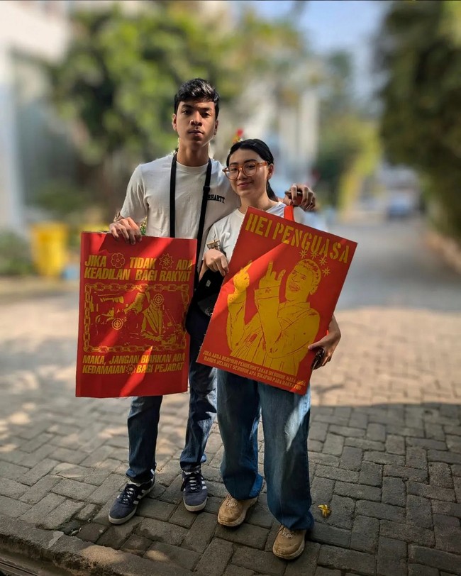 “The resistance is alive and well ❤️‍🔥 Jangan takut dan jangan lengah teman-teman our strength is in our solidarity, they will not stand a chance as long as we are united!” tulisnya. Foto: Instagram/@shalimahakim