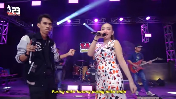 Shinta Arsinta dan Arya Galih menyanyikan lagu Tang Ting Tung.