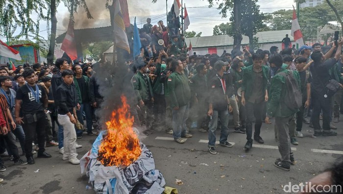 Situasi aksi demonstrasi di depan Kantor DPRD Sumut. (Nizar Aldi/detikSumut)