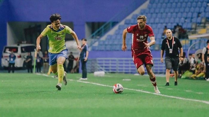 Striker PSM Makassar Nermin Haljeta berusaha melewati pemain BG Pathum United dalam laga ASEAN Club Championship 2024/2025.