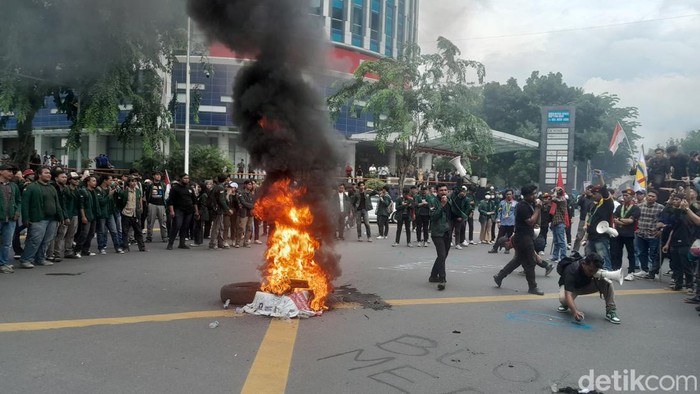 Suasana aksi demonstrasi di Jalan Imam Bonjol simpang Jalan Perdana dan Jalan Kejaksaan di dekat Kantor DPRD Sumut. (Nizar Aldi/detikSumut)