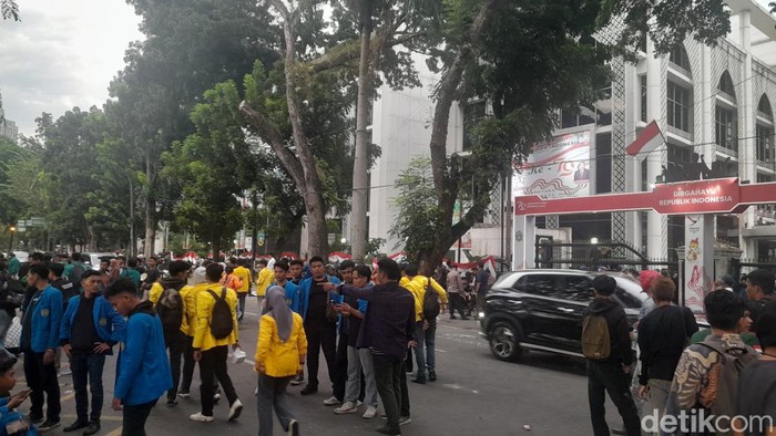 Suasana di depan Kantor DPRD Sumut saat mahasiswa yang melakukan demontrasi membubarkan diri (Foto: Nizar Aldi/detikSumut)