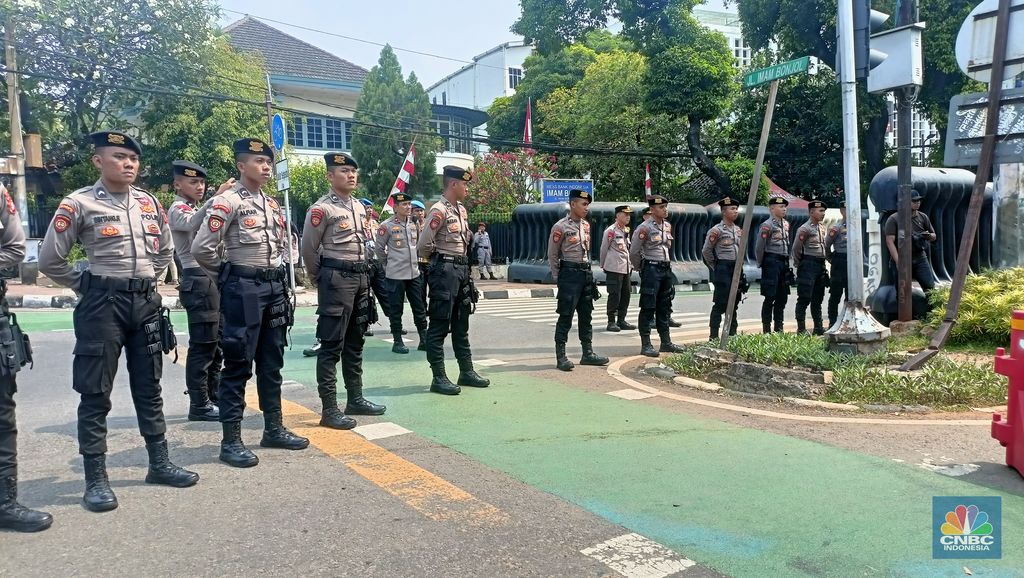 Suasana jalan Imam Bonjol yang menjadi lokasi gedung Komisi Pemilihan Umum (KPU) ditutup. (CNCB Indonesia/Ferry Sandi)