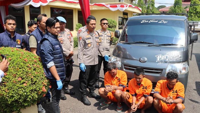 Tampang kompolotan tiga begal sadis di Sungai Pinang Ogan Ilir berhasil ditangkap polisi.