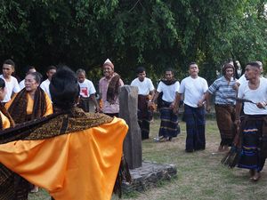 Tari Gawi Asal Ende: Sejarah, Fungsi, Kostum, Pola Lantai, dan Keunikan