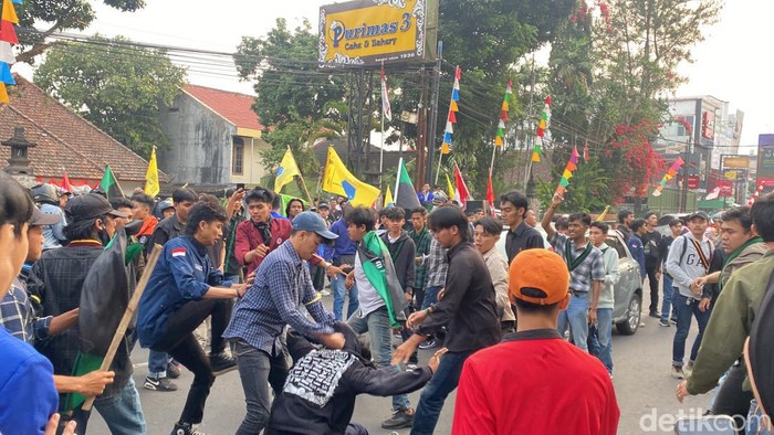 Terduga anarko terlibat bentrok dengan massa mahasiswa
