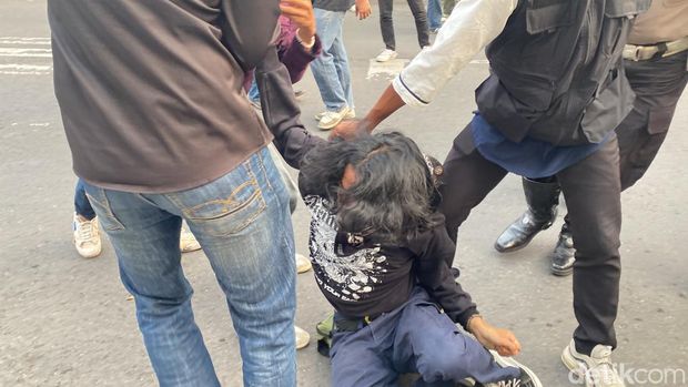 Terduga anarko terlibat bentrok dengan massa mahasiswa
