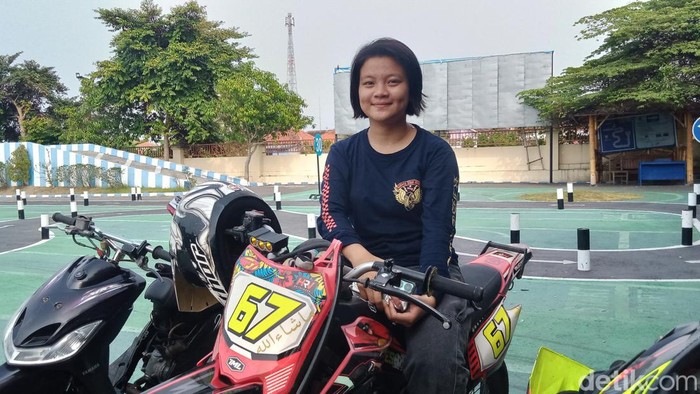 Tesa Lonika Cinta (22), salah satu anggota komunitas Klaten Stunt Raider, Jumat (23/8/2024).