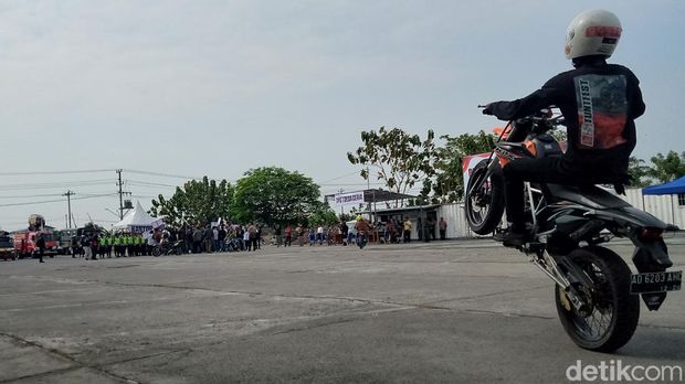 Tesa Lonika Cinta (22), salah satu anggota komunitas Klaten Stunt Raider, Jumat (23/8/2024).