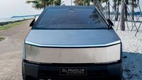 Tesla Cybertruck Foundation yang dibawa masuk ke Indonesia tersedia dalam satu opsi warna, yakni Silver Brushed. Sementara harganya tembus Rp 5 miliar dengan status on the road Jakarta. Foto: Doc. Glamour Auto Boutique