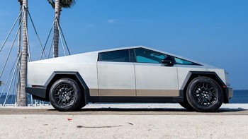 Wujud asli Cybertruck buatan Tesla sebelum dipasangi senjata mesin. Kadyrow menuding Elon Musk melumpuhkan Cybertruck dari jarak jauh. Foto: Doc. Glamour Auto Boutique