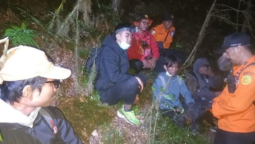 Tim SAR gabungan saat menemukan empat pemuda tersesat di Gunung Batukaru, Kecamatan Pupuan, Tabanan, Bali, Kamis (22/8/2024).