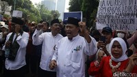 Bersama puluhan orang lain, Biem Benjamin memastikan KPU menjalankan putusan MK terkait Pilkada.  
