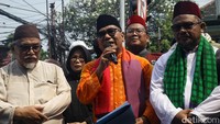 Tokoh Betawi, Biem T Benjamin ikut aksi unjuk rasa Doa untuk Negeri di depan gedung KPU, Jl Imam Bonjol, Jakarta, Jumat (23/8/2024).  