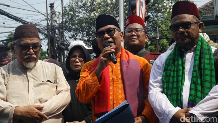 Tokoh Betawi, Biem T Benjamin ikut aksi unjuk rasa 'Doa untuk Negeri' di depan gedung KPU, Jl Imam Bonjol, Jakarta, Jumat (23/8/2024).