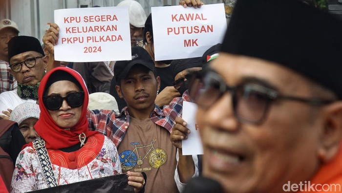 Tokoh Betawi, Biem T Benjamin ikut aksi unjuk rasa 'Doa untuk Negeri' di depan gedung KPU, Jl Imam Bonjol, Jakarta, Jumat (23/8/2024).