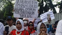 Mereka berorasi menyampaikan pendapat dan meminta KPU tetap menjalankan keputusan MK.  