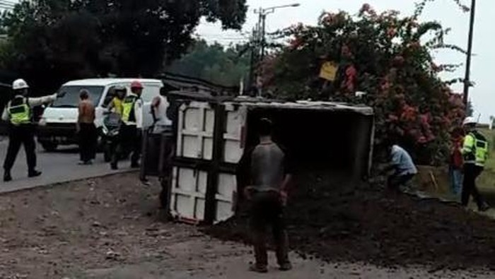 Truk pasir terguling di Klapanunggal, Bogor