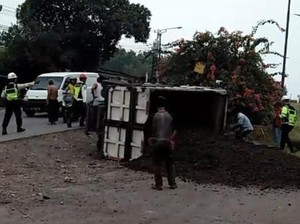 Truk di Bogor Terguling Usai Hindari Tabrakan Motor, Sopir Sempat Terjepit