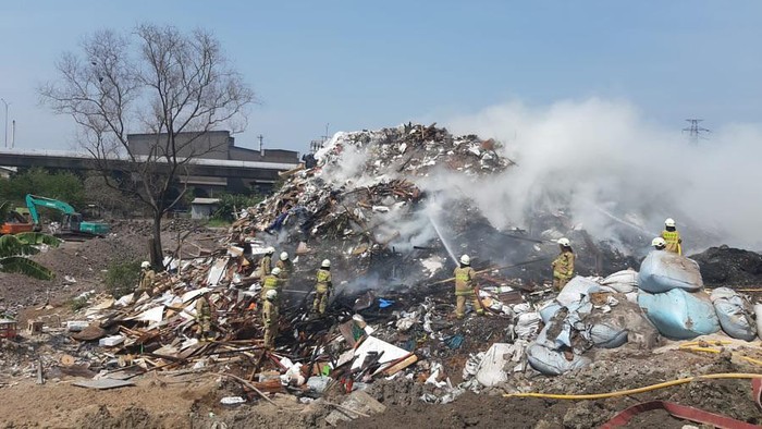 Tumpukan sampah di Kelapa Gading, Jakut, terbakar. Asap dari tumpukan sampah yang terbakar tersebut sampai mengganggu kenyamanan warga. (dok IG @humasjakfire)