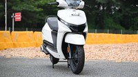 TVS Jupiter 110 baru dibekali rem cakram tunggal di depan dan tromol di belakang. Sementara suspensinya perpaduan teleskopik dan gas-filled dampers. Pembekalan tersebut sudah lebih dari cukup untuk motor matik kecil yang dipakai harian. Foto: Doc. TVS.