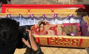 Ritual Manene: Mengganti Baju Mumi Keluarga di Toraja