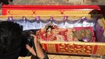 Ritual Manene: Mengganti Baju Mumi Keluarga di Toraja