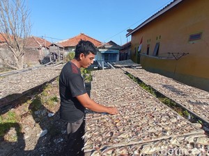 Kisah Sukses Ajid Antar 2 Anak Jadi Sarjana dari Usaha Ikan Asin