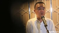 Belakangan, Wakil Ketua DPR Sufmi Dasco Ahmad mengatakan revisi UU Pilkada batal dan putusan MK berlaku. KPU pun menegaskan peraturan KPU terkait pencalonan akan mengacu pada putusan MK Nomor 60 dan Nomor 70. Agung Pambudhy/detikcom