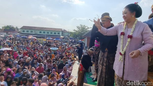 Warga berebut apem kukus keong emas dalam tradisi sebaran apem atau Saparan di Pengging, Banyudono, Boyolali, Jumat (23/8/2024).
