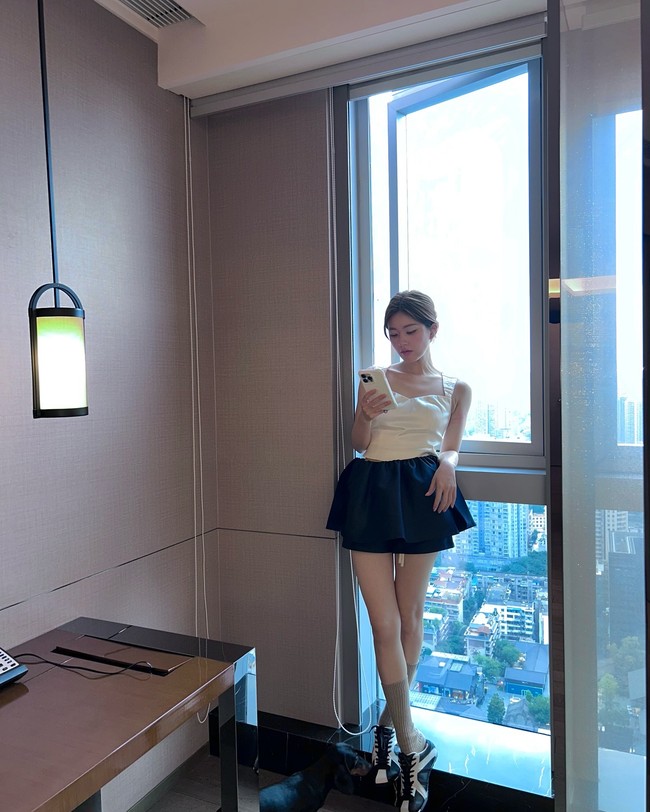 Dilansir Vn Express, wanita 25 tahun tersebut kemudian mulai menerapkan tiga aturan dalam pola hidupnya. Dalam akun media sosial Xiaohongshu, pemain Hidden Love tersebut menyebut bahwa sarapan sehat, makan serat, dan tidak makan malam adalah rahasia dietnya. Karena itu, setiap pagi ia akan memulai hari dengan smoothie buah-buahan dari pisang, buah naga, blueberry, dan yogurt tanpa gula. Foto: Instagram Zhao Lusi