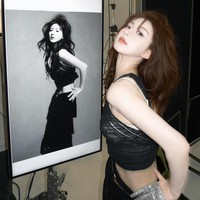 Zhao Lusi disebut telah melakukan diet ketat ketika mengawali kariernya di dunia hiburan pada 2017. Ketika itu, ia disebut punya berat badan 56 kg dengan wajah yang lebih chubby. Sedangkan di China, tren kecantikan untuk wanita adalah tubuh ekstra langsing dan wajah yang kecil. Ia pun mulai mencari cara untuk menurunkan berat badan.Foto: Instagram Zhao Lusi