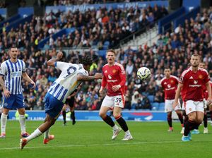 Pesan Phil Jones buat Bek-bek MU
