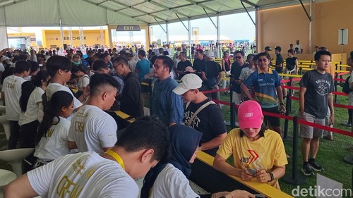 Antusiasme peserta Maybank Marathon mengambil race pack di Bali United Training Center Gianyar, Bali, Sabtu (24/8/2024). (Foto: Aryo Mahendro/detikBali)