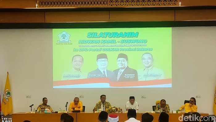 Bacagub-bacawagub DKI Jakarta, Ridwan Kamil-Suswono yel-yel RIDO, Jakarta Baru, RIDO, Jakarta Maju di depan kader Golkar Jakarta. (Kurniawan F/detikcom)