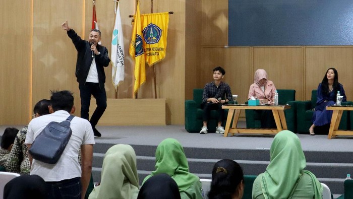 Berbagi Ruang Berkembang-Peluang Karir Industri Kesehatan Ratusan mahasiswa berkumpul bersama mengikuti seminar yang bertajuk 'CeritaIn' dengan konsep bincang interaktif, inspiratif dengan narsum praktisi industri.