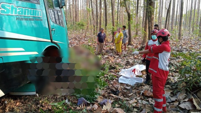 Bus usai terlibat kecelakaan dengan motor di Jalan Raya Desa Lenggerong, Kecamatan Bantarbolang, Pemalang, Sabtu (24/8/2024) pagi.