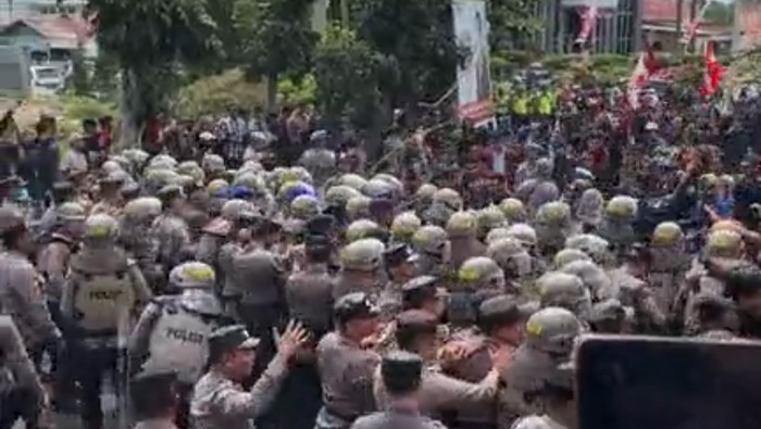 Demo menolak revisi UU Pilkada di Tarakan berakhir ricuh.