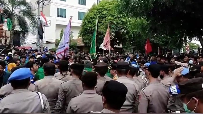 Demo tolak revisi UU Pilkada ricuh di Palu. Dokumen Istimewa