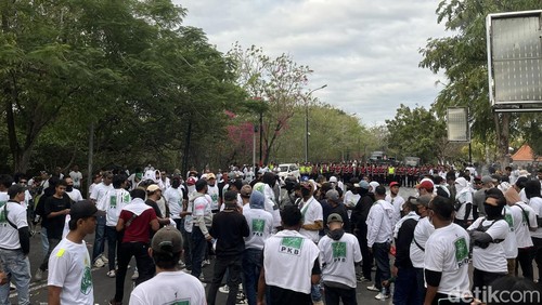 Aksi penolakan Muktamar PKB di Jalan Pratama Raya, Badung pada Sabtu (24/8/2024). (Mahendra/detikBali)