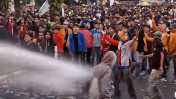 Aparat kepolisian dilempari bom molotov saat membubarkan massa demo yang menolak revisi Undang-Undang Pilkada di kantor DPRD Kalimantan Timur.