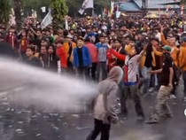 Polisi Dilempari Bom Molotov Saat Demo Revisi UU Pilkada di DPRD Kaltim
