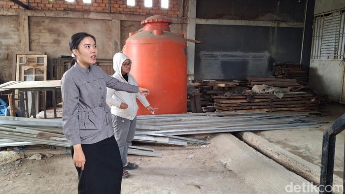 Fera Lisa dan Mila saat menunjukkan lokasi parkir motornya sebelum dicuri