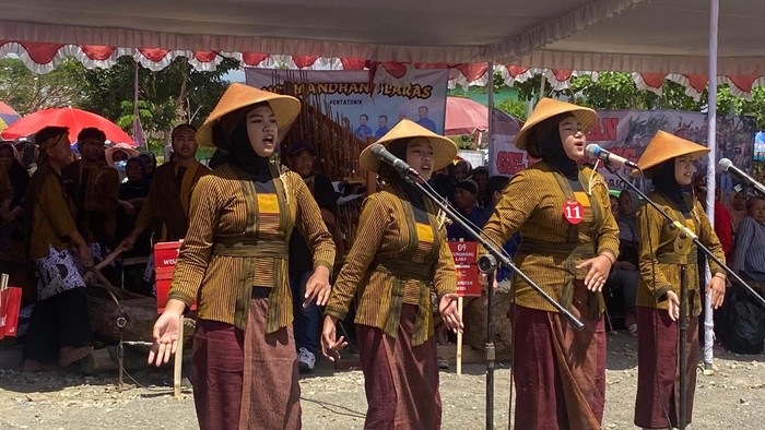 Festival Gejog Lesung diikuti generasi muda dari berbagai kecamatan, di Lapangan Desa Barepan, Kecamatan Cawas