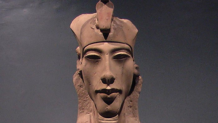 Firaun Akhenaten seorang firaun Mesir kuno yang memerintah ca 1353–1336 atau 1351–1334 SM.