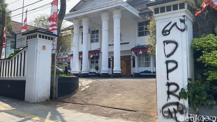 Gerbang gedung DPRD Sukabumi rusak usai degeruduk massa yang tolak revisi UU Pilkada.