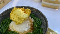 Good Durian juga menawarkan produk olahan durian yang lezat. Paling populer adalah es cendol durian seharga Rp 75.000 - Rp 110.000, harga ini dibedakan pada sajian duriannya berupa potongan atau pasta. Foto: detikFood/Yenny Mustika Sari