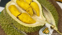 Tersedia ukuran mulai dari 1 kilogram yang sudah tertera pada setiap buah durian. Jadi, pengunjung bisa membeli sesuai selera. Pengunjung juga bisa meminta rekomendasi pakar durian di sana untuk dipilihkan. Foto: detikFood/Yenny Mustika Sari